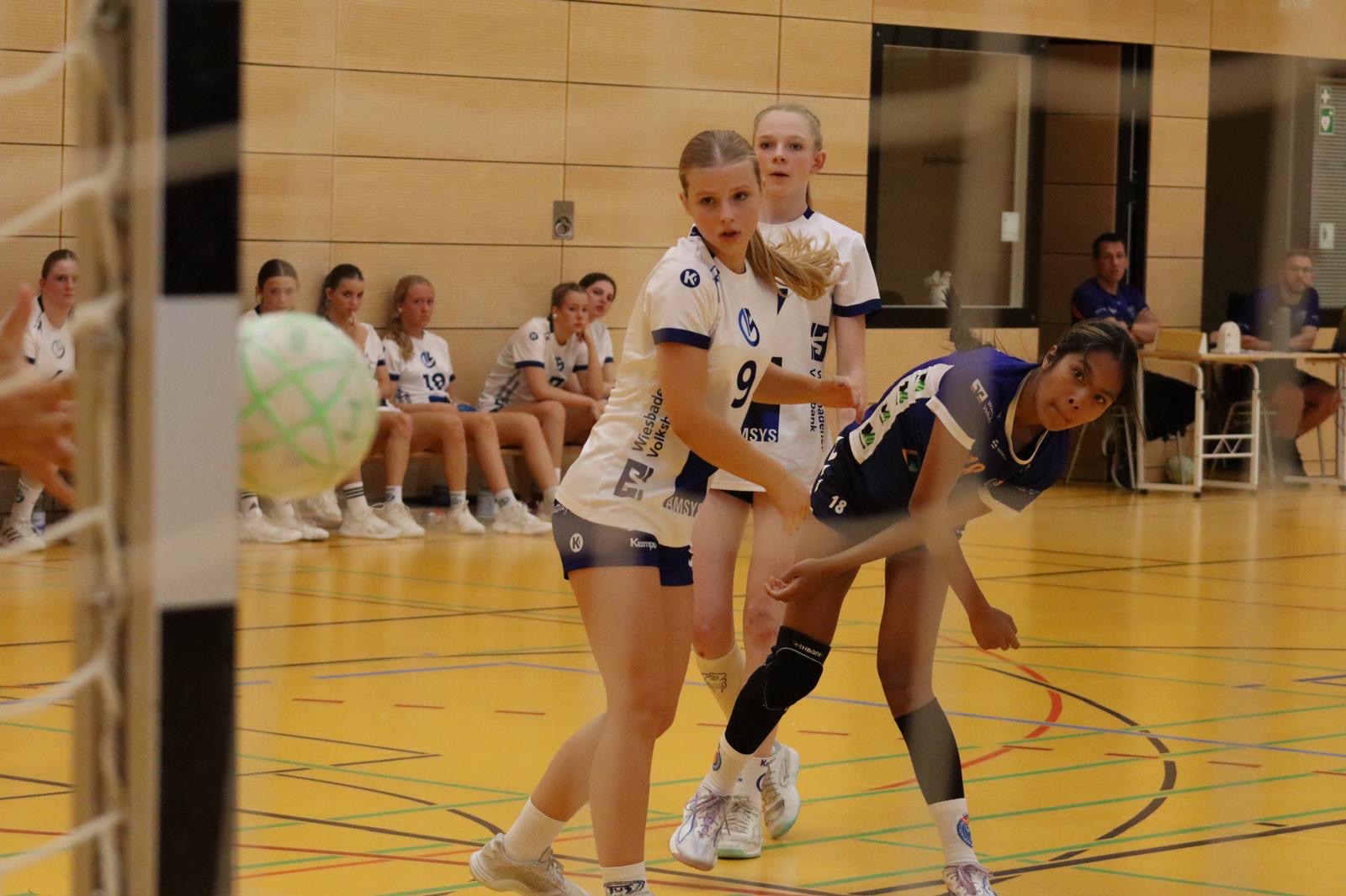 Du betrachtest gerade 🤾🏽‍♂️Weibliche B-Jugend: Furiose Aufholjagd im Spitzenspiel gegen Dotzheim/Schierstein – 27:27!🥅